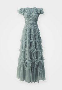 Robe en tulle bleu pâle texturée avec des couches froncées, des manches courtes et un col en V, ornée de motifs de cœurs décoratifs partout.