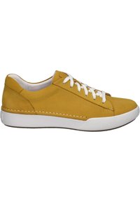 Zapatillas de cuero amarillas con cordones blancos, punta redonda y una suela de goma texturizada blanca. Superficie suave con sutiles detalles de costura.
