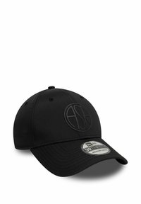 Schwarze Baseballmütze mit einem einfarbigen Stoffdesign, tonal gesticktem Logo und einem gebogenen Schirm. Größe als mittel-groß gekennzeichnet.