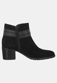 Czarne zamszowe botki za kostkę z okrągłym noskiem, bocznym zamkiem błyskawicznym oraz kontrastującymi skórzanymi paskami; mają gruby obcas i gumową podeszwę.