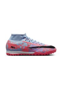 Scarpe sportive con design alto, caratterizzate da una base blu e motivi rosa. Accenti neri e una suola in gomma testurizzata con borchie.