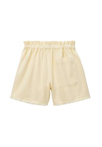 Shorts en coton jaunes avec une taille élastique froncée, un ourlet effiloché et une poche arrière unique du côté droit.