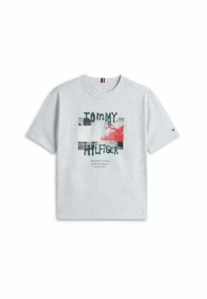 Hellgraues T-Shirt mit kurzen Ärmeln mit "Tommy Hilfiger" Text, einer grafischen Stadtsilhouette und kleinem Flaggenlogo am linken Ärmel.
