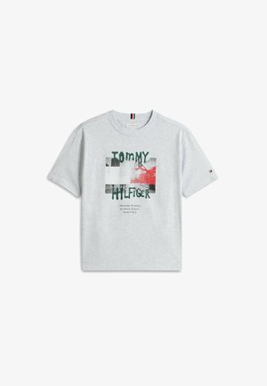 Jasnoszara koszulka z krótkim rękawem z tekstem "Tommy Hilfiger", graficznym widokiem miasta i małym logo flagi na lewym rękawie.