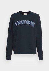 Mörkblå sweatshirt med "WOOD WOOD" i vit och blå text över bröstet. Har raglanärmar och en ribbad halsringning och ärmslut.