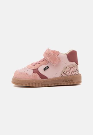 Baskets roses pour tout-petit avec fermeture velcro, détails en daim et cuir à motifs, semelle en caoutchouc beige et nom de la marque "Lurchi" sur le côté.