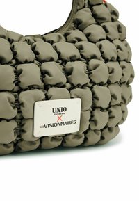 Borsa a spalla verde oliva con un design soffice, realizzata in tessuto morbido. Presenta un'etichetta bianca con il testo "UNIO HAMBURG X LES VISIONNAIRES".