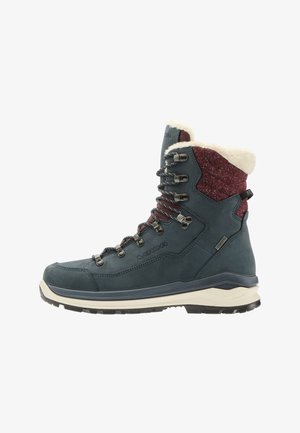 Stivaletto da trekking in pelle turchese con colletto peloso bianco, dettagli in tessuto color malva, occhielli in metallo e suola in gomma nera con battistrada strutturato.