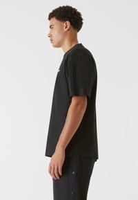 9N1M SENSE ESSENTIAL  - Trükipildiga T-särk - black