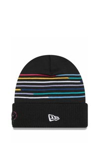 Schwarze Strickmütze mit horizontalen, mehrfarbigen Streifen, einem umgeschlagenen Bund und einem kleinen weißen Logo auf der Vorderseite. Weiche Textur.