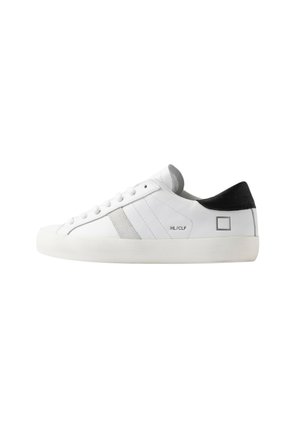Witte lage sneaker met grijze strepen, zwarte hielpatch, witte veters en tekst "HL/CLF" aan de zijkant, gezien vanaf de buitenkant.