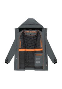 Grå vattentät jacka med huva, försedd med ett orange inre foder, flera fickor och en vadderad design för isolering.