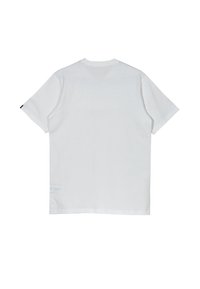 Witte katoenen t-shirt met korte mouwen, rechte snit en een klein zwart logo-label op de linkermouw. Geen zichtbaar ontwerp of patronen.