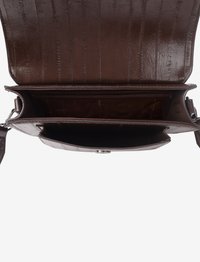 Borsa a tracolla in pelle marrone dal design sottile, con una texture liscia e sottili linee verticali. Include una chiusura magnetica e una tasca interna.