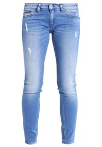 Ljusblå slim-fit-jeans med en sliten design och subtila rivningar, traditionell femfickstil och dragkedja med knappstängning.