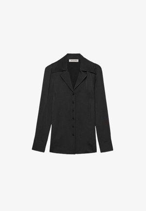 Zwarte blouse van een zachte stof, met een puntige kraag, lange mouwen en een rechte zoom met zichtbare knopen.