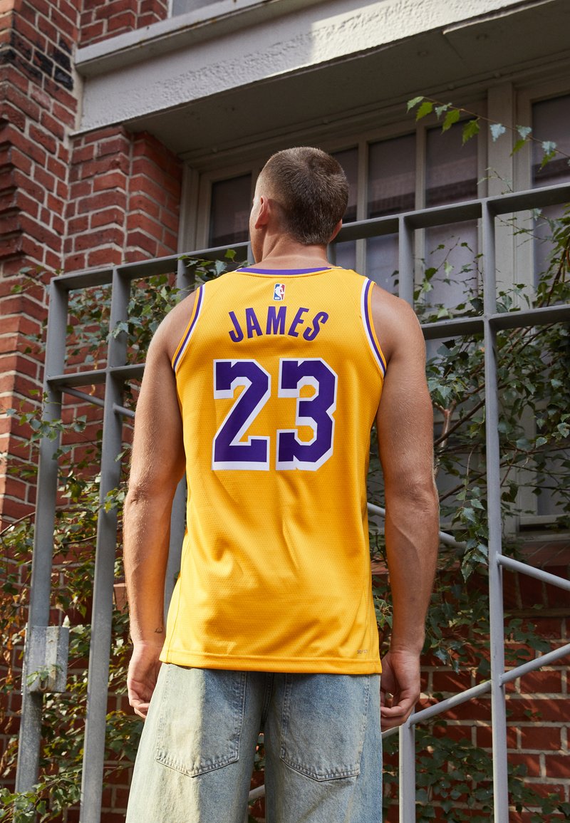 Nike Performance - LOS ANGELES LAKERS LEBRON JAMES LAL - NBA jersey - amarillo, Enlarge