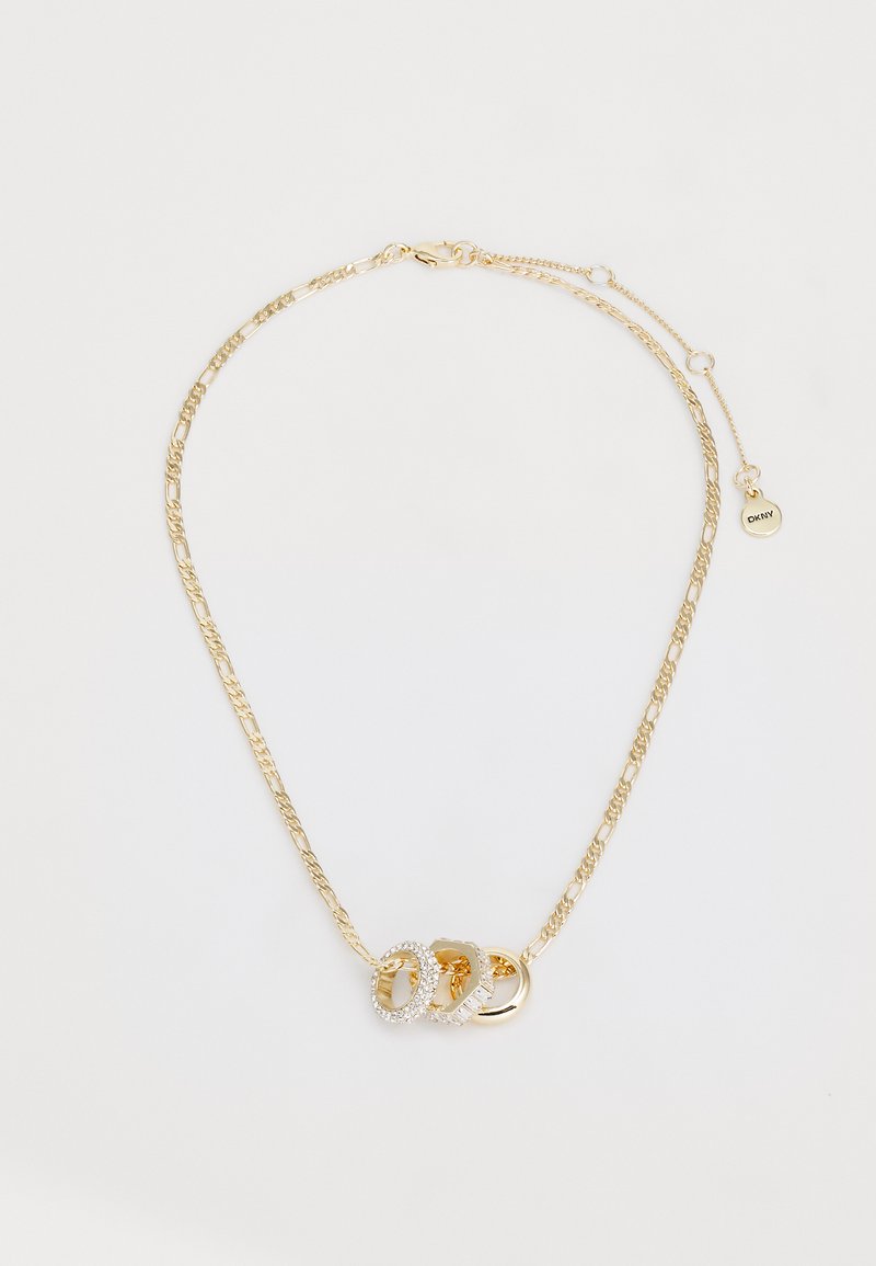 Zlatý řetízek s náhrdelníkem, který obsahuje tři propojené kroužky – dva lesklé zlaté, jeden s čirými kameny – texturovaný řetěz, s nastavitelným zapínáním.