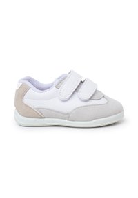 Witte sneaker met grijze suede accenten, dubbele klittenbandriemen, ronde neus en een gestructureerde witte rubberen zool. Eenvoudig, praktisch ontwerp.