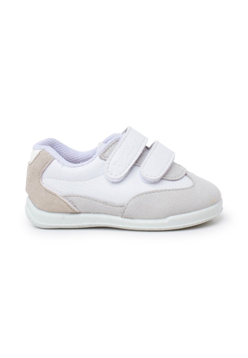 Witte sneaker met grijze suede accenten, dubbele klittenbandriemen, ronde neus en een gestructureerde witte rubberen zool. Eenvoudig, praktisch ontwerp.