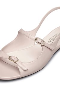 Sandal in pelle rosa chiaro con design a punta aperta, caratterizzato da due fibbie decorative con accenti di cristallo e una sottile cinghia alla caviglia.