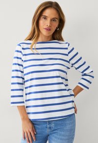 Blauwe en witte gestreepte langemouwen shirt met een bootnek, met een relaxte pasvorm en lichtgewicht stof. Eenvoudig ontwerp zonder extra accenten.