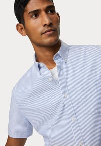 Blauw-wit gestreepte korte mouw knoopshirt met een kraag, zakdetail en een gestructureerde stof.