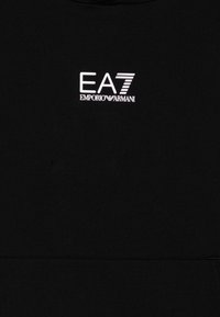 Felpa nera con un prominente logo bianco EA7 e il testo "EMPORIO ARMANI", realizzata in un tessuto liscio e morbido con una forma aderente.