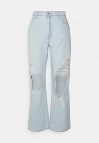 Jeans de ganga azul claro com um design de perna larga, apresentando grandes recortes desgastados em ambas as pernas e um estilo clássico de cinco bolsos.