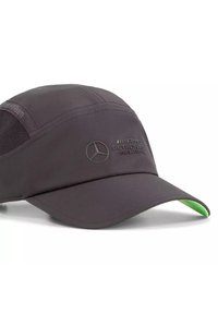 Zwarte pet met een gebogen klep, voorzien van een textielstof, het Mercedes-Benz-logo en een groene onderkant van de klep. Heeft een sportief ontwerp.
