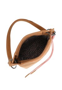 Bolso cruzado de cuero marrón claro con una correa de acento rosa. El interior presenta un forro negro con lunares beige y un bolsillo con cremallera.