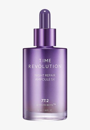 Lilla dråpeflaske merket "Time Revolution Night Repair Ampoule 5X", 50 ml hudpleieserum med 77,2 Extreme Biome-formel.