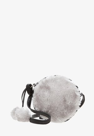 Sac rond avec un devant doux et duveteux gris, une bandoulière noire et un pompon gris duveteux assorti attaché à la fermeture éclair.