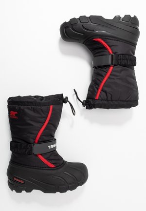 Paire de bottes d'hiver noires avec semelles épaisses en caoutchouc, accents rouges, sangles réglables et fermetures à cordon en haut.