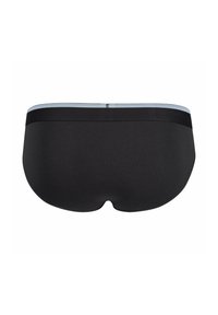 Intimo in tessuto nero con una superficie liscia, taglio a vita bassa e vita elastica azzurro chiaro. Design minimalista senza motivi.
