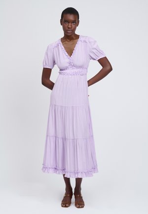 Lavendelfarbenes Midikleid mit kurzen Puffärmeln, gerafftem Ausschnitt, tailliertem Bund und Stufensaum mit verspieltem Volant.