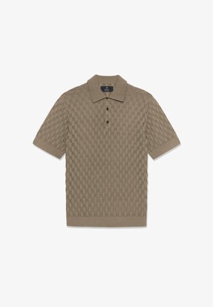 Polo de manga corta color beige con un patrón de tejido de tablero de ajedrez texturizado y tres botones en la tapeta.