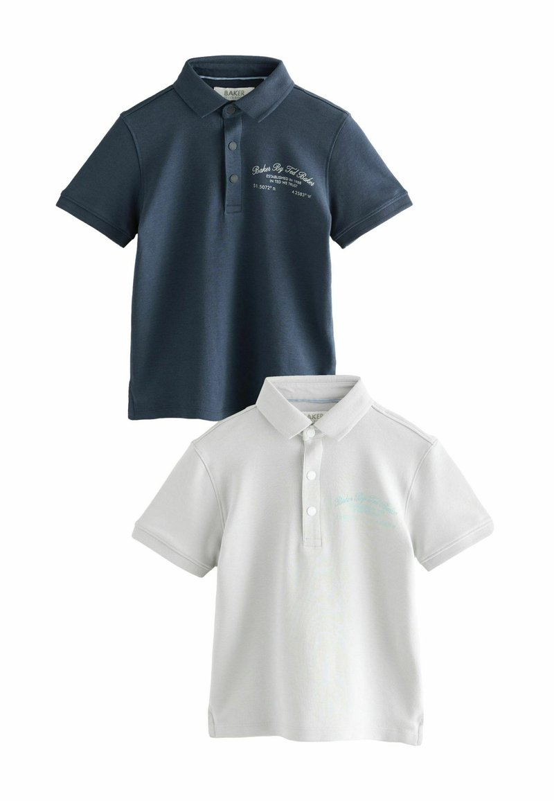 Due magliette polo esposte: una blu navy con logo ricamato e una bianca con ricamo blu chiaro, entrambe con colletto classico e bottoni.