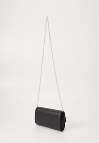 Bolso de mano negro de cuero con una cadena dorada, forma rectangular, textura suave y un brillo sutil, que presenta un diseño de solapa.