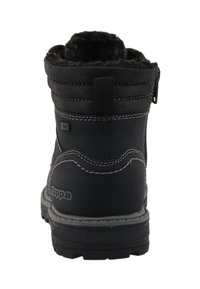 Schwarze wasserdichte Stiefeletten mit strukturiertem Obermaterial, grauen Nähten, einem weichen Innenfutter und einem Reißverschluss hinten für einfaches An- und Ausziehen. Kappa-Logo sichtbar.