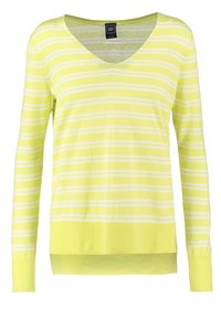Pull jaune avec des rayures blanches horizontales, manches longues, col en V, ourlet et poignets côtelés, étiquette de la marque GAP à l’intérieur du col.