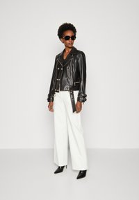 Guess OLIVIA MOTO JACKET - Imitatieleren jas - schwarz