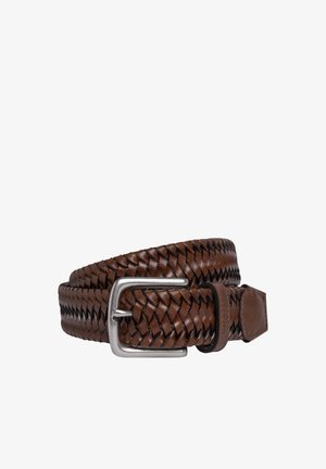Ceinture en cuir tressé marron avec boucle en métal argenté, présentant une texture lisse et une extrémité carrée.