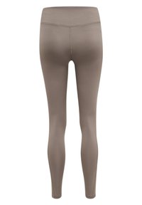 Bruna träningsleggings med hög midja, slät textur och formsydd design, med diskret sömnad längs sömmarna.