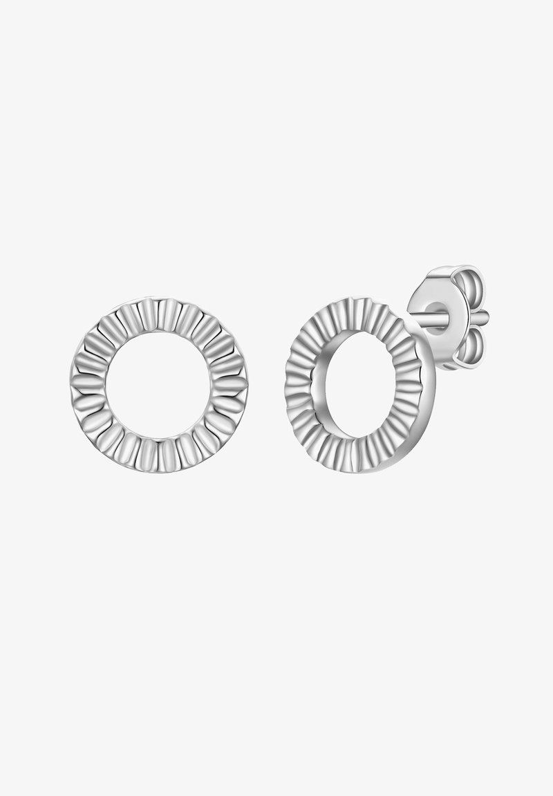 Pendientes de plata con un diseño texturizado y acanalado en forma ovalada. Presentan una abertura central y un cierre a presión seguro.