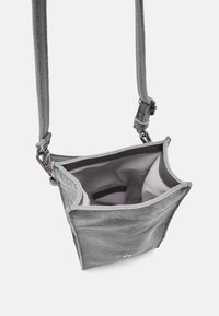 Graue Leder-Umhängetasche mit schlichtem Design, offenem oberen Abschluss, glattem Innenfutter und abnehmbarem Riemen.