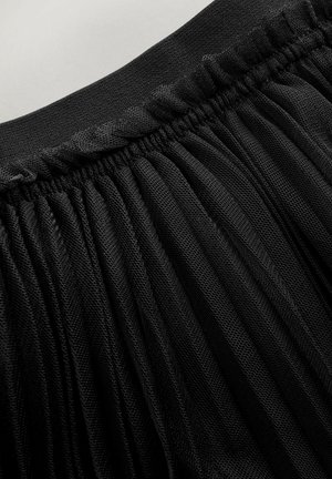 Material plisat negru, cu o finisare din plasă texturată, având un elastic în talie și margini moi, fâlfâitoare pentru flexibilitate și confort.
