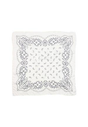 Biały szalik w kwadratowym kształcie z czarnymi wzorami paisley i kwiatowymi na krawędzi oraz rozrzuconymi motywami paisley w centrum.