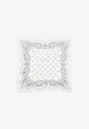 Biały szalik w kwadratowym kształcie z czarnymi wzorami paisley i kwiatowymi na krawędzi oraz rozrzuconymi motywami paisley w centrum.