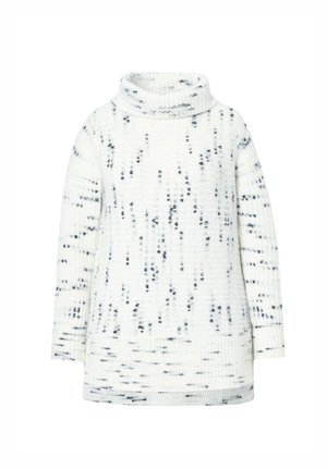 Biały sweter z wysokim dekoltem typu cowl, który ma teksturowany wzór dzianiny i ciemnoniebieskie plamki w całej konstrukcji. Długie rękawy i prosty dół.